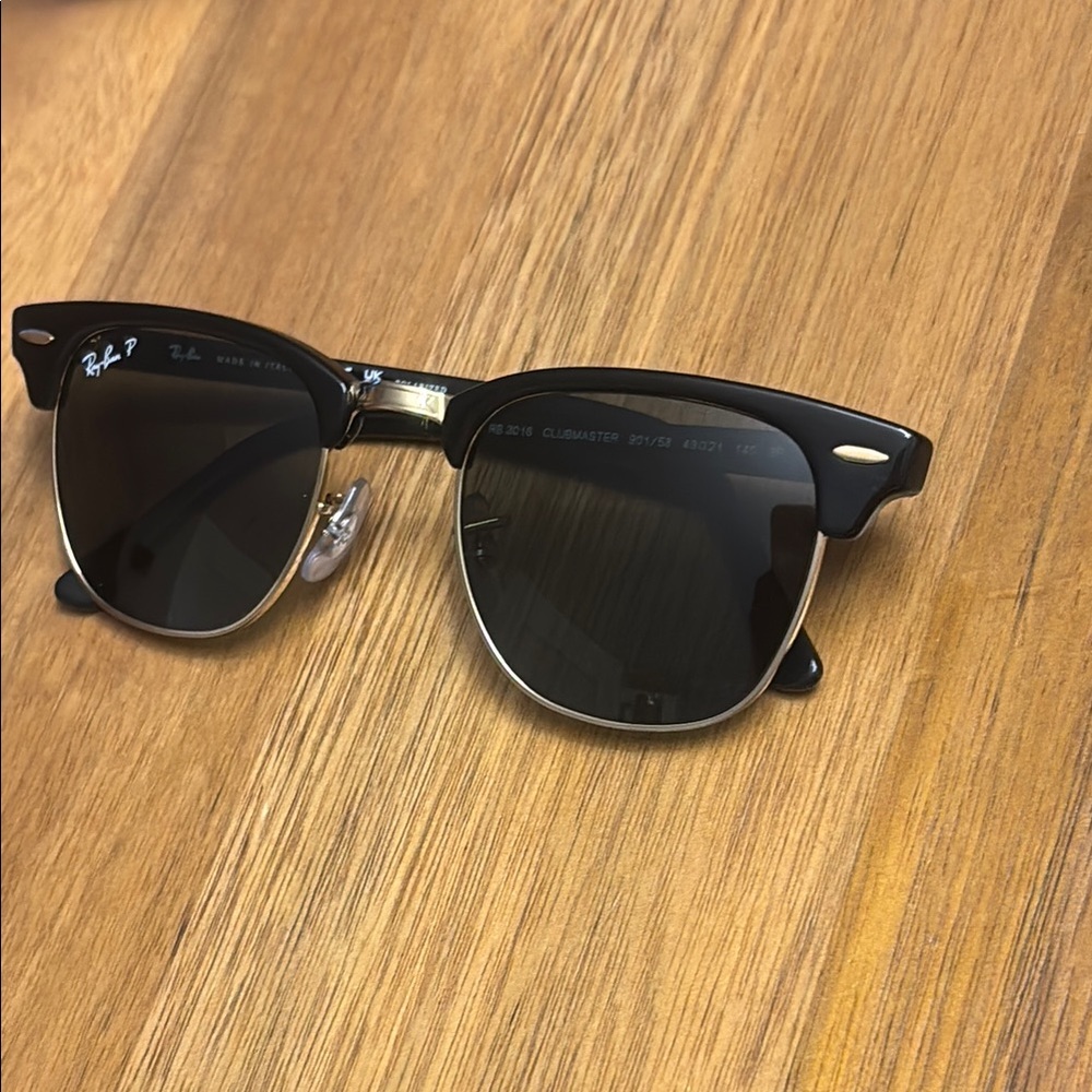 Ray-Ban CLUBMASTER CLASSIC FRAME
Polished Black On Gold
LENSES
G-15 Green